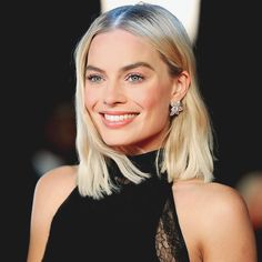 Margot Robbie ✾ Layered Short Hair, Haircut Lob, Celebrity Short Haircuts, Model Tips, Blonde Makeup, Platinum Blonde Hair Color, Layered Short, Girl Things