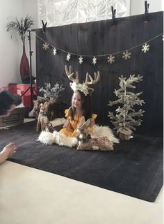 Christmas Minis Photography Diy, Christmas Set Ups Photography, Christmas Background Ideas For Pictures, Christmas Photo Set Up Indoor Diy, Photography Christmas Backdrops, Diy Photography Set Up, Xmas Photo Backdrop Ideas, Christmas Photo Shoot Set Up, Christmas Photography Decor