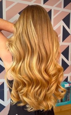 Yellow Gold Hair, Blonde Highlights On Ginger Hair, Blonde Yellow Hair, Blonde Wavy Hair, Hair Color Caramel, Summer Haircuts, Blonde Hair Inspiration, Blonde Hair With Highlights, Hair Inspo Color