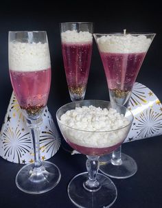 Kaarsen gemaakt in een champagne glas. Gelwax gecombineerd met sojawax. Jell Candles, New Year Candles, Diy Candle Business, Desert Candle, Champagne On Ice, Candle Scents Recipes