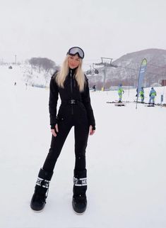 Casual Outfits Cold Weather, Casual Outfits Cold, Ski Trip Outfits, Ski Trip Fashion, Iphone In Hand, Moon Boots Outfit