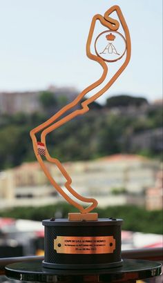 an award is shown on top of a table in front of a cityscape