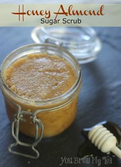 Christmas Body Scrubs, Nails Almond Christmas, Body Scrub Homemade Recipes, Sugar Scrub Recipe, Sugar Scrub Diy, Diy Body Scrub, Honey Almonds