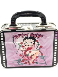 Gorgeous collectible and vintage Betty Boop lunch box, tin, roses, pink. Cute Pink Lunch Box For Gift, Whats For Lunch, Organization Boxes, Winter Fun, Silver Spring, Betty Boop, Storage And Organization, Tin, Pin Up