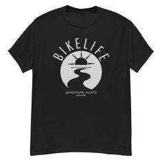 Our classic unisex 100% cotton t-shirt is not only comfortable, but also very on-trend! It ensures a straight line, sits nicely and maintains clean edges, making it perfect for layered streetwear outfits. A must-have in every wardrobe that offers both style and comfort. The front of the shirt features the catchy slogan "BIKELIFE" and a graphic underneath. * Material: 100% cotton * Fabric weight: 170-180 g/m² (5.0-5.3 oz/yd²) Processing: * Open yarn for a soft feel * Tubular fabric for a seamless Graphic Tee For Biker Events, Short Sleeve T-shirt With Front Print For Outdoor, Motorcycling Short Sleeve Screen Print T-shirt, Biker Events Short Sleeve T-shirt With Front Print, Biker Style Short Sleeve T-shirt With Front Print, Logo Print T-shirt For Outdoor Activities, Black T-shirt With Screen Print For Adventure, Short Sleeve Logo Print T-shirt For Outdoors, Short Sleeve T-shirt With Logo For Outdoor Activities