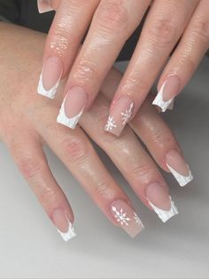 Winter Christmas Nails French Tip, White French Tips Christmas Nails, French Tips Nails Christmas, Short Winter French Tip Nails, French Tip Nails With Design Winter, French Tip Nails Christmas Simple, Short Acrylic Nails For Christmas, White Christmas Nails French Tips