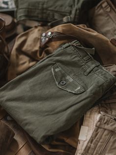 These chinos are perfect for taking on the day and whatever it throws at you. Inspired by Military Pants and casual basics that combines military and nostalgia. Cut from a cotton twill, a loose fit guarantees movement with ease. Button pockets keep all your belongings safe.