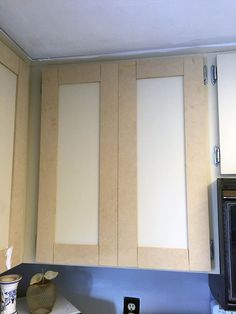 Make Shaker Kitchen Cabinet Doors on a Budget Doors Diy, Laminate Cabinets, Budget Kitchen Remodel, Kitchen Design Diy, Laminate Kitchen, Shaker Kitchen Cabinets, Diy Kitchen Remodel