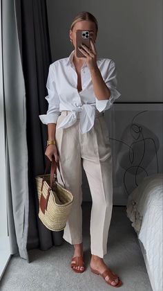 Linen Trousers Outfit Summer, Weekend Aesthetic, Woman Aesthetic, Elegant Ladies, Closet Inspiration, Wardrobe Inspiration, Trouser Style, Fashion Mistakes