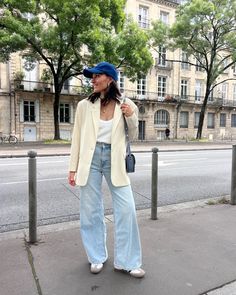 White blazer 🤍 Le soleil pointe timidement son nez Blazer par @americanvintage_officiel Top @sessun Jean @hm Sac @sezane Et le retour des planches de styles! White Blazer Outfit Casual, White Blazer Outfit Work, Baguio Outfit, Summer Blazer Outfits, Adidas Sneakers Outfit, White Denim Outfit, Jeans Blazer Outfit, Hippie Mama