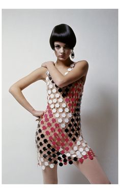 Tricolored discs by Paco Rabanne, 1966 Photo David McCabe Fashion 60s, Robe Diy, Backless Prom Dresses