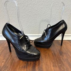 Burberry Lace Up Platform Heels Stiletto Black Brogue Leather Eu 38.5 Us 8.5 Excellent Gently Pre-Loved Condition With A Moderate Signs Of Wear On Outsoles And A Small Dent On Left Front Platform. Toe Padding Insert On Insole. See All Pictures For Detail. Size - Eu 38.5; Us 8.5; Uk 5.5 Color - Black Upper Material - Leather Style - Platform Type - Heel Lining / Insole / Outsole Materials - Leather Theme - Party Heel Height - Ultra High (4 In & Higher) Heel Style - Stiletto Features - Adjustable Strap, Cap Toe Accents - Lace Toe Shape - Round Toe Pattern - Solid Closure - Lace Up Lace Up Platform Heels, Black Brogues, Party Heels, Burberry Shoes, Leather Style, Theme Party, Platform Heels, Leather Fashion, Burberry