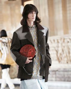 Unveiled in the Louvre, Nicolas Ghesquière’s latest #LouisVuitton collection builds a creative dialogue with the museum’s remarkable array of sculpture. Hooded Parka