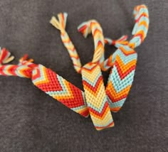 Arkadaşlık bilekliği Candy Stripe Bracelet Colors, Chevron Bracelet Color Ideas, Friendship Bracelets Chevron, Chevron Friendship Bracelets, Braided Bracelet Diy