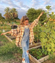 Granola Girl Outfits, Granola Outfits, Looks Hippie, Granola Aesthetic, Hippie Rock, Foto Cowgirl, Granola Girl Aesthetic, Mode Hippie, Overalls Outfit