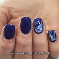 Navy Blue Nail Ideas Gel, Short Navy Blue Nails Art Designs, Beach Marble Nails, Marbled Nails Gel, Blue And Gray Nail Ideas, Navy And White Nail Designs, Navy Blue Gel Nails Ideas, Multi Colored Blue Nails, September Blue Nails