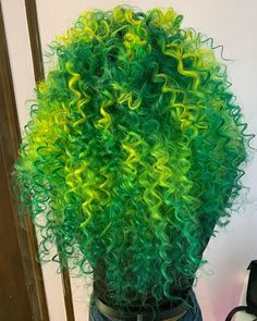 Yellow Hair Ideas, Green Hair Girl, Exotic Hairstyles, Green Vibes, Dramatic Hair, Dyed Hair Inspiration, Semi Permanent Hair Color, Permanent Hair Dye, Pretty Hair Color