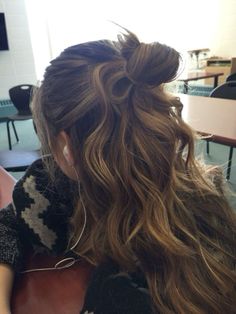 Wavy Hair Half Up, Cute Brown Hairstyles, Bun Half Up Half Down, Half Up Half Down Wavy Hair, Half Up Bun Hairstyles, Half Up Half Down Bun, Down Bun, Hair Ideas Ponytail, Ombré Balayage