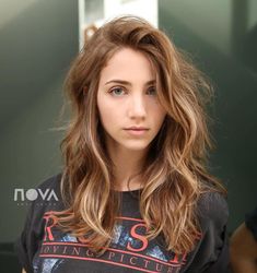 V Cut Hair, Cinnamon Hair, V Hair, Emily Rudd, Wavy Hairstyle, Lighter Hair, Hair Color Light Brown, Hairstyle Inspiration, Brown Hair Balayage