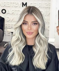 Blonde Hair Dark Roots Money Piece, Bleach Blonde Hair Platinum, Money Piece Balayage Blonde, Bold Money Piece Hair Blonde, Shadow Root Blonde Balayage, Bright Blonde Hair With Dimension, Blended Money Piece, Moneypiece Hair Blonde, Root Stretch Hair