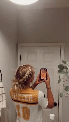 Softball Picture Day Hairstyles, Gameday Hair Softball, Gameday Hairstyles Basketball, Hair Ideas For Basketball Games, Cute Updos For Sports, Short Softball Hairstyles, Fun Sports Hairstyles, Preppy Track Outfits, Cute Active Hairstyles