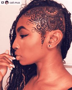 Head Mehndi Design Images (Head Henna Design Ideas) Head Tattoo Hair, Shaved Side Of Head, Back Ear Tattoo, Natural Updo, Henna Style