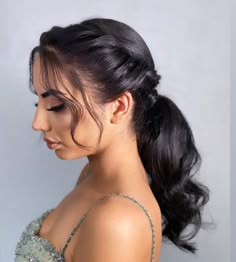 Saree Matching Hairstyle, Simple Hairstyle For Reception, Simple Hairstyle For Haldi, Hairstyles In Frocks, Sangeet Pony Hairstyle, Simple Haldi Hairstyle, Traditional Ponytail Hairstyles, Indo Western Hairstyles Women, Hair Styles For Long Frocks