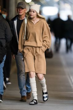 16 Birkenstock Outfits That Prove How Versatile They Are Birks Outfit, Birkenstock With Socks, Sandals With Socks, Black Birkenstock, Gigi Hadid Outfits, Valentino Sandals, Skandinavian Fashion