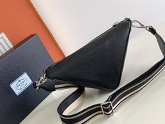 This triangle bag captures the symbolic geometric shape of the P family. It is made of the brand's iconic Saffiano leather, showing unique cross-parallel features and a large embossed triangle logo. My favorite is this webbing embroidered shoulder strap  and it is detachable Match with other bags. The capacity is very large and the hand feel must be softUniversal model for men and women, perfect, hurry up and get it
Length 28x height 18x ​​bottom 11cm Small Backpack Black, Prada Hobo, Prada Mini, Triangle Bag, Lv Purse, Gold Handbags, Lv Belt, Lv Handbags, Lv Wallet