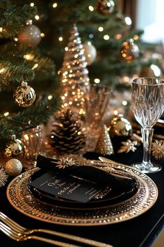 Opulent black gold and silver Christmas decor for dining room with personalized place cards and ambient lighting Black And Gold Christmas, Black Christmas Decorations, Tablescape Ideas, Christmas Tablescape, Reindeer Decorations, Gold Christmas Decorations, Christmas Decorations Living Room, Christmas Gathering