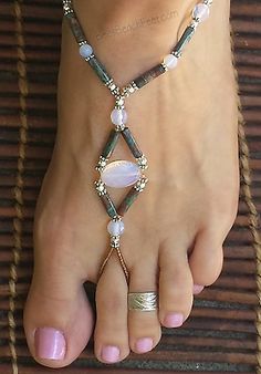 Foot jewelry with gorgeous, opalite beads are surrounded by calsilica, moonstone and silver plated beads. Beach jewelry for beach lovers. Jewel Design, Ankle Bracelets Diy, Gladiator Shoes, Beads Diy, Ankle Bracelet