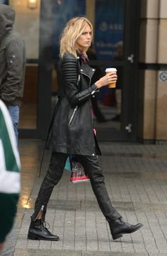 Style Watch: Celebrity streetstyle (December 2013) | Fab Fashion Fix Scottish Women, Elle King, Walking Down The Street, Lady Like, Leather Jacket Outfits, Outfit Jeans, Leather Wear, Rock Chic, Winter Vibes