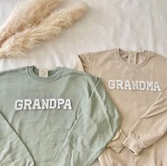 Grammy Sweatshirt, Lolli And Pops, Cadeau Grand Parents, New Grandparent Gifts, Aunt Sweatshirt, Grandparent Pregnancy Announcement, New Grandparents, Pregnancy Announcement Gifts, Papa Shirts