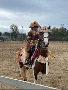 Scarecrow Horse Costume, Paint Horse Halloween Costumes, Costumes For You And Your Horse, Horse And Rider Costume Ideas, Horse Cosplay, Costume Carnevale, Horse Costume