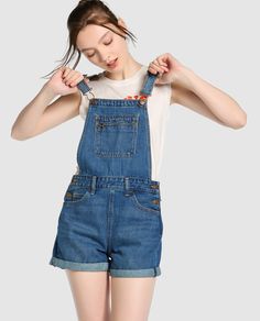 Peto vaquero corto en color azul. Tiene tirantes regulables, bajo vuelto, cierre de botones lateral y cinco bolsillos. Shorts Bodysuit, Girls Jeans Fashion, Overalls For Women, Denim Playsuit, Clothes For Pregnant Women, Ripped Jean Shorts, Womens Fashion Jeans, Big Pocket, Plus Size Shorts