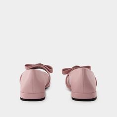 Colours: PINK - Dusty Rose-PalaldiumUpper material: calfskinsole: 100% Calf LeatherLining: 100% Goat leatherToe shape: roundComment ça taille: Fits true to size - Sizing: ITGender: WomenMaterial: 1A00684Color: PINKMade in: ITProduct ID: 1016073-1A00684*Import tax/duty will be calculated at checkout (If applicable) Pink Versace, House Of Versace, Pink Dusty, Coffee With Friends, Pink Flats, Pink Ballerina, Leather Cap, Mens Gloves, Ballerina Flats