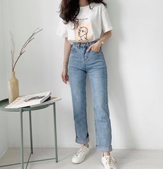 Korean Mom Jeans Outfit, Simple Women Outfits, Casual Day Outfit Summer Street Style, Everyday College Outfits Summer, Everyday College Outfits Casual, Everyday College Outfits, Casual College Outfits Summer, Tshirt Styling, Outfit Ideas 2023