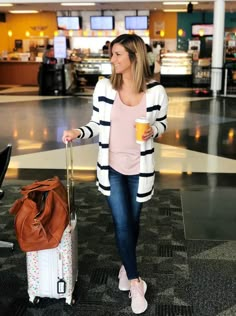 What To Pack For A Cruise [20+ Vacation Outfits!] - Living in Yellow Comfortable Travel Outfit, Outfit For Travel, Quoi Porter, Sac Week End, Travel Outfit Summer, Travel Wear