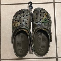 Nwt Camouflage Crocs Realtree Edge. Size Is Men’s 7 / Women’s 9 With Your Purchase You Will Be Helping A Cancer Patient With The Treatment Camouflage Crocs, Cool Crocs, Crocs Baya, White Clogs, Crocs Flip Flops, Shoes Crocs, Tie Dye Men, Blue Flip Flops, Black Clogs