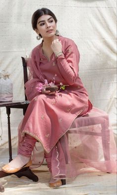 Aesthetic Kurta Designs, Stylish Salwar Suit Design Party Wear, Pastel Salwar Suit, Pink Organza Suit, Pink Pakistani Suit, Organza Suit Design, Pant Suit Design, Flowers Arrangements Ideas, Simple Indian Suits