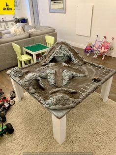 a table that is on top of a rug in the middle of a living room