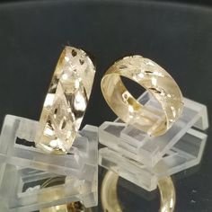 Set of 2 wedding rings in 14K gold, with diamond cut. Ring sizes are adjustable, please note the sizes in the personalization section of checkout. 2 Wedding Bands, Diamond Cut Ring, Ring Sizes, Fashion 2020, Diamond Cut, Gold Bands, Diamond Earrings, Wedding Bands, Diamond Cuts