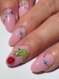 23 Mischievous Grinch Nails That’ll Totally Slay Your Holiday Look! | Everygirl Edit Grinch Nails, Birthday Nail Designs, Festive Nail Designs, Light Nails, Cute Christmas Nails, Christmas Gel Nails, Christmas Nails Acrylic, Short Acrylic Nails Designs