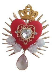 Ex-voto heart brooch, boho chic "Sacred luminous heart"❤️💎 Dazzle your outfits with this splendid stainless steel boho brooch, designed in a unique boho chic style and inspired by ex-votos. This jewelry features a bright red heart, beautifully adorned with a radiant gold base and a sparkling center crystal. Gold details and delicate white roses accent the design, while a gold crown adds a touch of royalty. The brooch is complemented by an elegant hanging drop stone, providing a glamorous finish Antique Pins, Boho Chic Style, Heart Brooch, Gold Crown, Clay Ideas, Style Boho, Boho Chic Fashion, Gold Details, White Roses