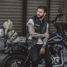 Biker Style Men, Levi Stocke, Мотоциклы Harley Davidson, Hot Biker Guys, Biker Photography, Biker Photoshoot, Biker Aesthetic, Motorcycle Men, Bike Photoshoot