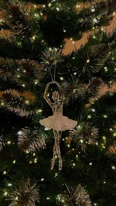 Ballerina Christmas Ornaments, Christmas Ballet Aesthetic, The Nutcracker Aesthetic Wallpaper, Nutcracker Wallpaper, Ballerina Christmas Tree, Girly Christmas Tree, Ballerina Christmas, Christmas Dreaming, Cosy Christmas