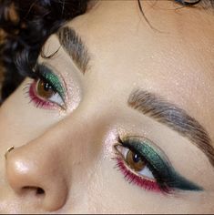 Simple red and green eye look Red And Green Makeup Christmas, Green Red Eye Makeup, Green Red Eyeshadow, Green And Red Eye Makeup, Red Christmas Eyeshadow, Elf Makeup Looks Christmas Simple, Red Green Eye Makeup, Green And Red Makeup Looks, Green And Red Eyeshadow