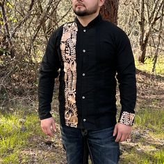 This Guayabera Shirt is a Traditional Mexican Shirt that never goes out of style. It is Stylish, Fresh and Comfortable. This Elegant Collared shirt is perfect for everyday use, Vacation and or any Special occasion. Black Long sleeve with Gold embroidery Stripe detail and on one of the cuffs. - Made in Mexico  We are not responsible for Stolen, late or Lost packages due to mail carriers. Message us if you have any questions.  * More Guayaberas styles Avaible click links to view. https://www.etsy.com/CositasBonitasByAri/listing/1429673383/guayabera-men-long-sleeve-mexican-shirt?utm_source=Copy&utm_medium=ListingManager&utm_campaign=Share&utm_term=so.lmsm&share_time=1677962341769 https://www.etsy.com/CositasBonitasByAri/listing/1416914002/guayabera-men-long-sleeve-mexican-shirt?utm_source=Cop Formal Long Sleeve Tops For Festivals, Traditional Black Tops With Buttons, Traditional Fitted Shirt With Buttons, Mexican Wedding Party, Traditional Mexican Shirts, Mexican Shirt, Mexican Shirts, Wedding Party Shirts, Guayabera Shirt