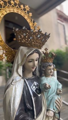 a statue of the virgin mary holding a baby jesus