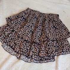 Simplee Floral Tier Mini Skirt Medium Never Worn Navy W/ Cream Floral Pattern Great Condition Beige Floral Print Tiered Skirt, Beach Floral Print Skort, Beach Floral Print Flowy Skort, Tiered Mini Skirt, Clueless Outfits, Clueless, Casual Style Outfits, Style Outfits, Blue Cream